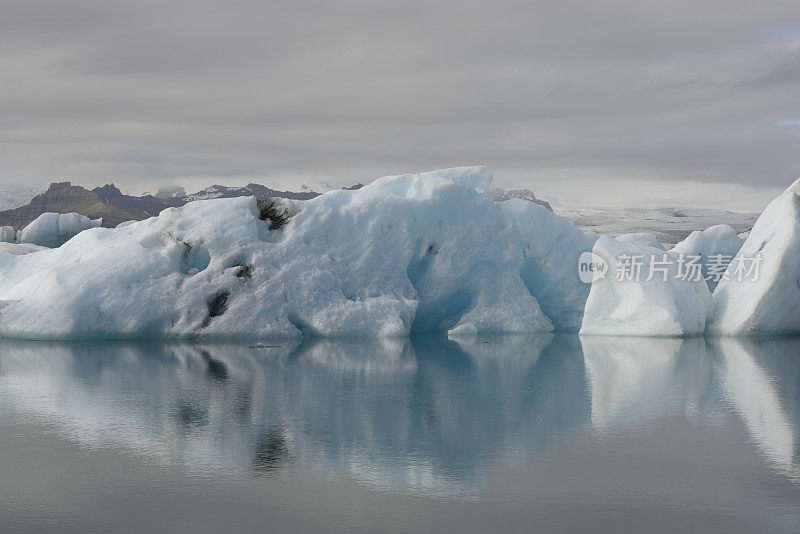 冰山漂浮在冰岛的Jokulsalon冰川泻湖