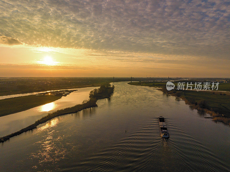 艾瑟尔和里韦迪普春季日落全景鸟瞰图