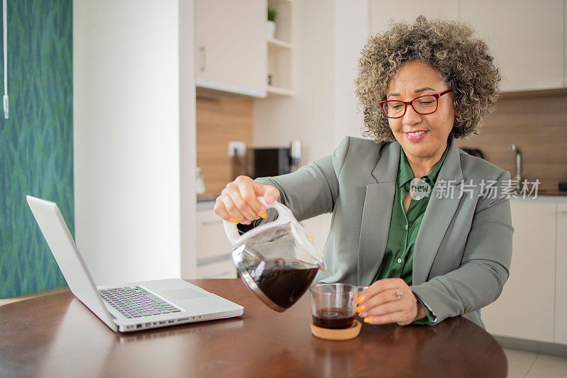 在家工作的成熟女性