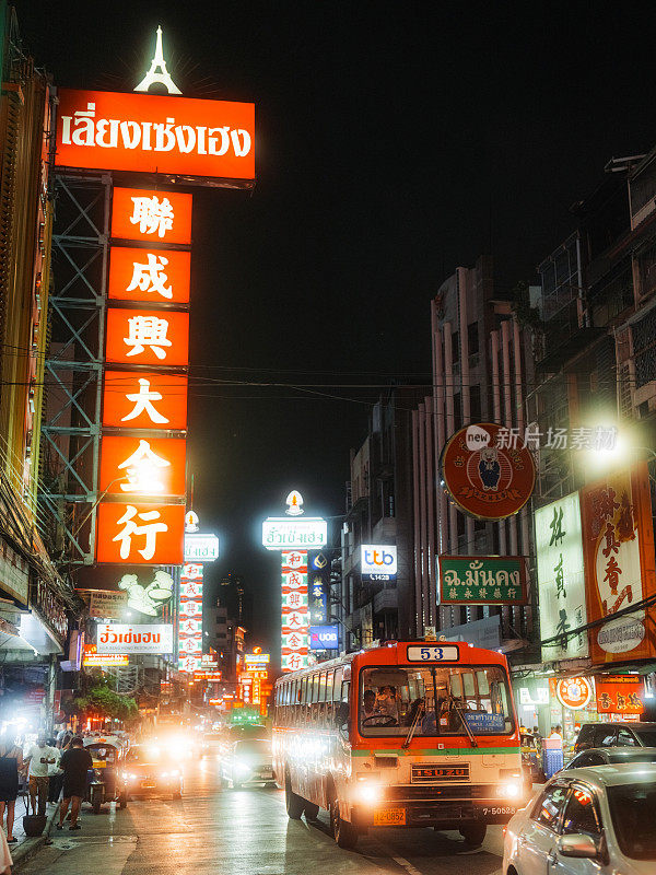 曼谷唐人街夜间的交通