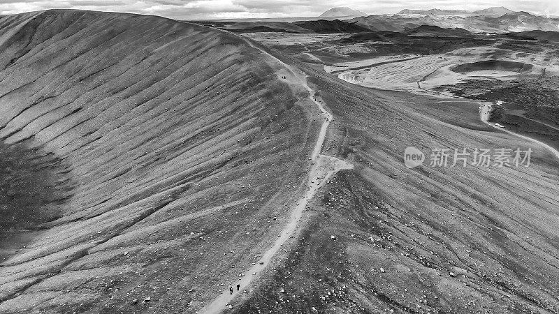 Myvatn,冰岛。在阴天鸟瞰大的赫弗哈尔火山口，泰弗拉锥或凝灰岩环火山