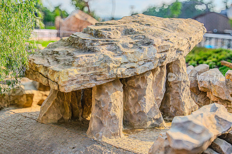 由类似巨石阵的石头建成的古代建筑。德鲁伊神庙的石头。德鲁伊建筑，石器时代人们用石头建造的单层建筑，上面有石头屋顶。在晴天。石器时代建筑
