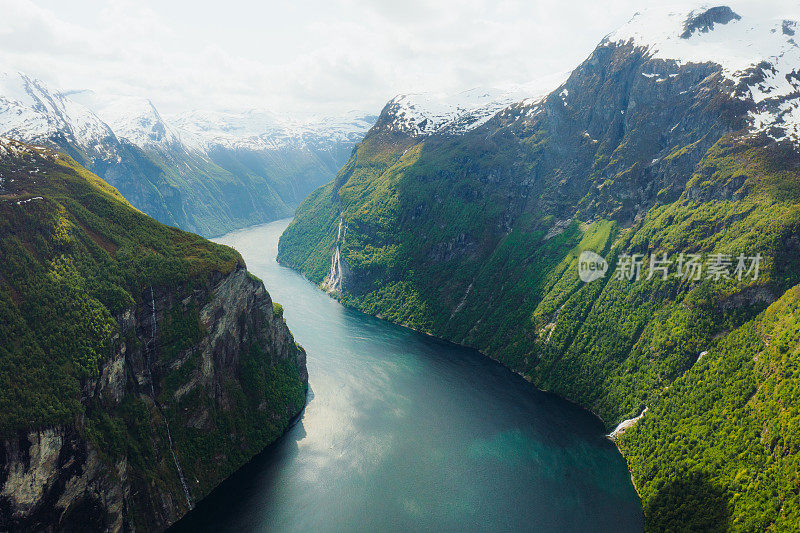 鸟瞰风景瀑布落入挪威盖朗格峡湾