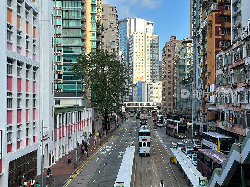 香港市中心繁忙的街道，办公楼就在街道旁边