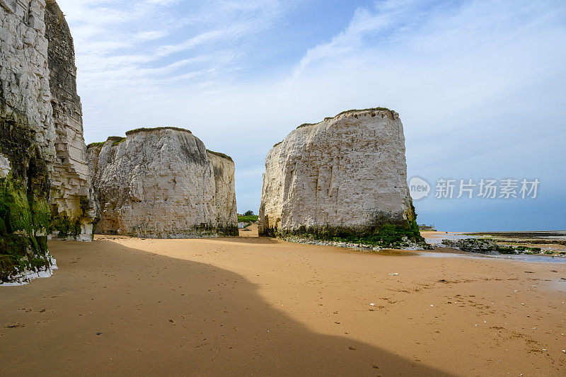 英国东南海岸的白色悬崖和海蚀柱