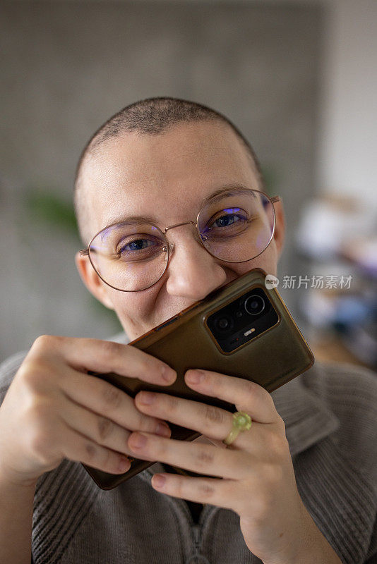 一张年轻女子亲吻手机的照片