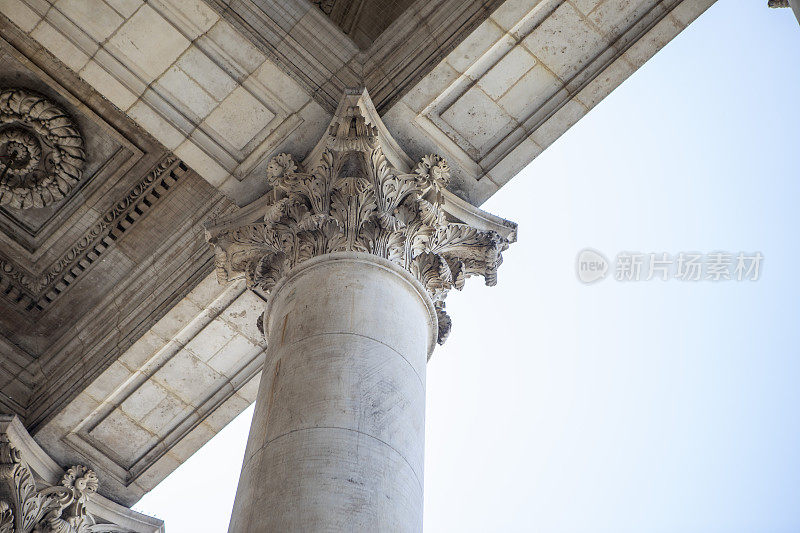 布鲁塞尔证券交易所外的建筑柱