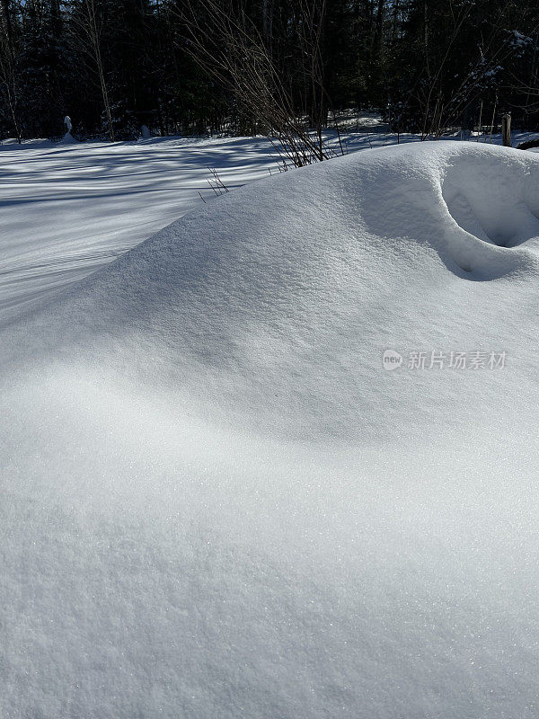 冬季景观与雪山。