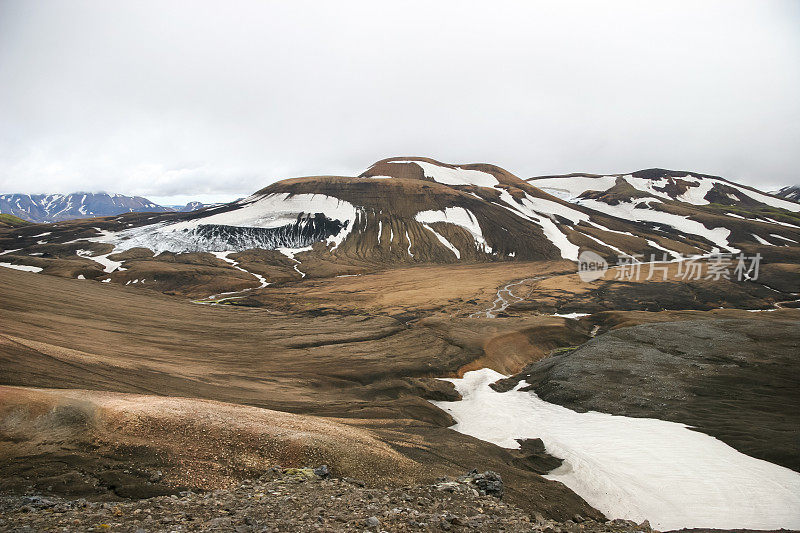 冰岛兰德曼纳劳加尔(Landmannalaugar)周围寒冷起伏的山脉，位于拉格维格(laugevgur)小道的起点，山谷的阴影中隐藏着积雪
