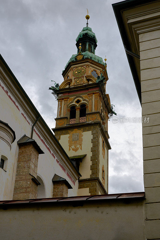 大厅钟楼位于奥地利阿尔卑斯山脉的蒂罗尔
