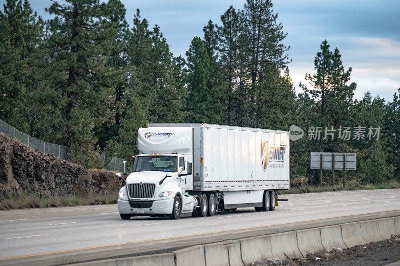 华盛顿斯波坎90号州际公路上的斯威夫特运输半卡车日间驾驶室。Swift运输公司是位于亚利桑那州凤凰城的Knight-Swift运输公司的子公司。