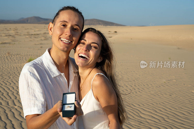 在沙漠景观中快乐的情侣订婚