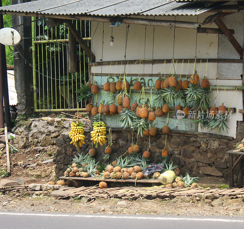 在路边卖菠萝