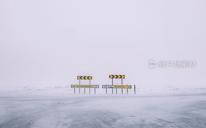 冰岛大雪天气下，十字路口的路标