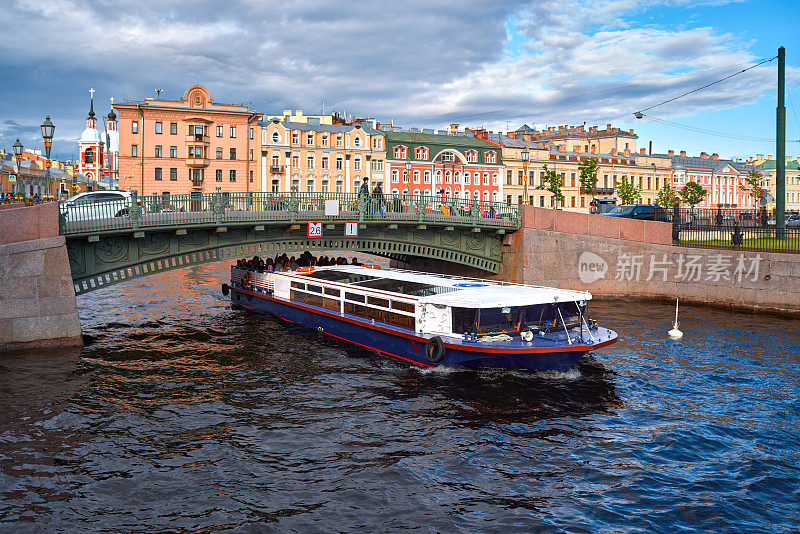 城市景观与桥和休闲船靠近堤岸