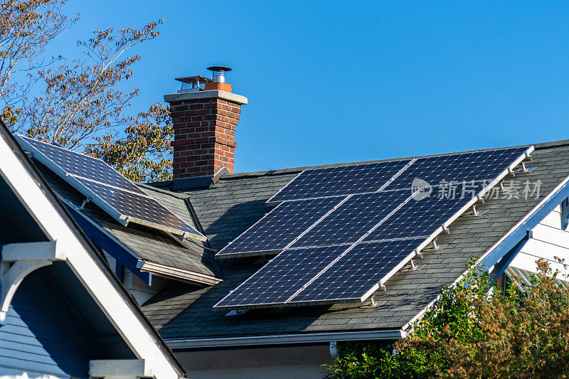 家庭屋顶上的太阳能电池板