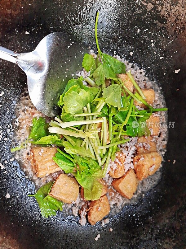 用平底锅炒豆腐。