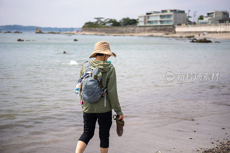 一个日本女人在海边散步