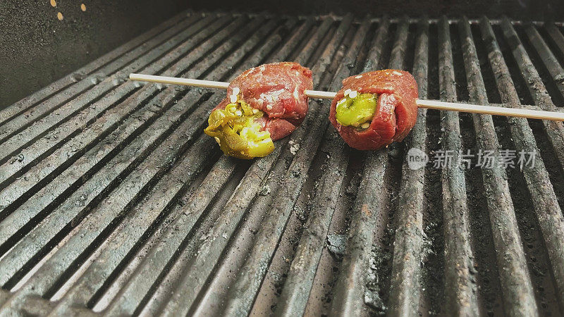 烧烤烤鹿肉排包裹孵化绿辣椒烧烤照片系列