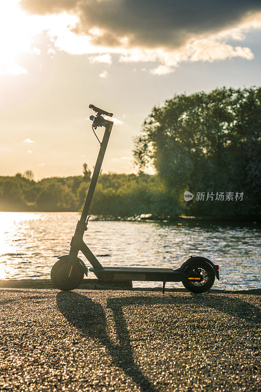 电动滑板车或电动滑板车在农村的设置在夏天的阳光