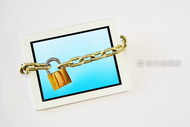 锁链和挂锁锁住平板电脑:数字安全概念