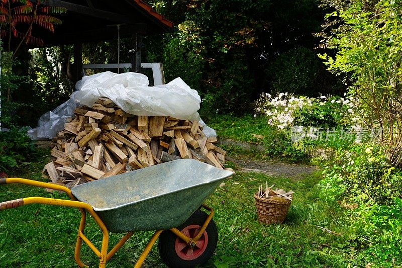 为冬天做好准备。为房子的壁炉和炉子而砍的山毛榉木。巴伐利亚,德国。