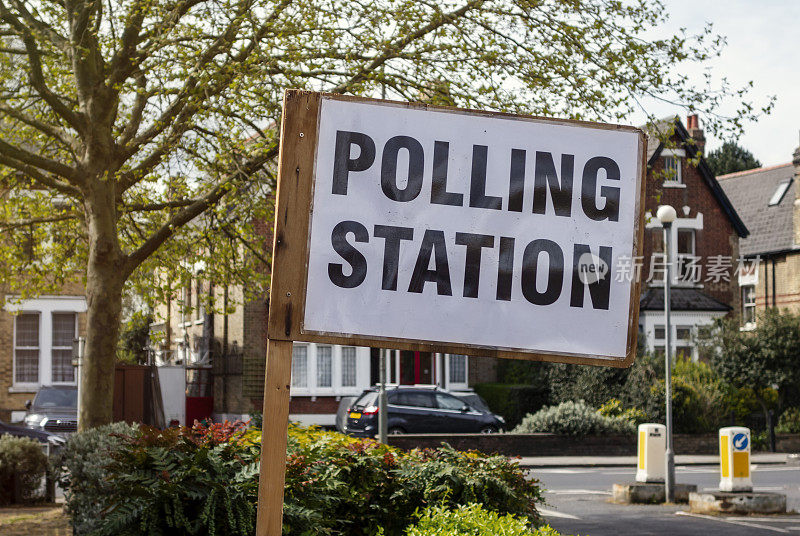 英国选举日，在投票站外签名