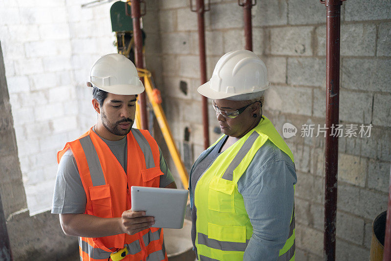 建筑工人在建筑工地开会