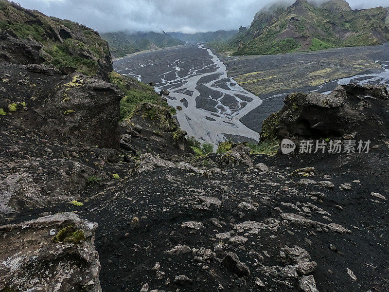 美丽的冰岛全景风景，绿色和黑色的火山Landmannalaugar山，在著名的laugavgur徒步旅行路线。