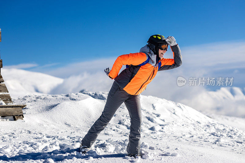 在山上滑雪