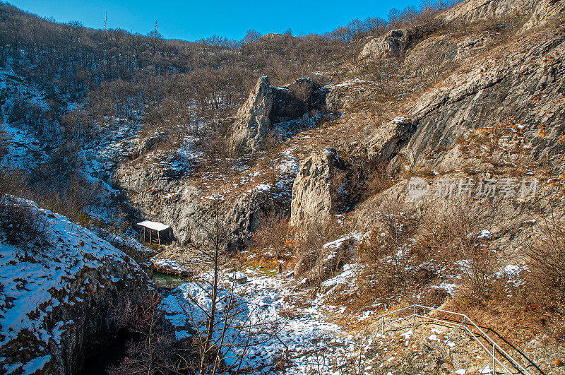 冬季山地景观，河流积雪和树木，最喜欢野餐的地方