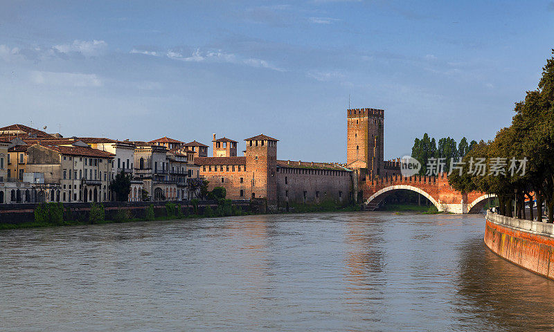 斯卡利格罗桥，完工于1356年。维罗纳