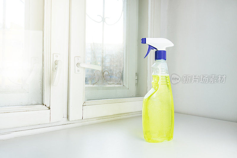 清洁的前提。洗窗户。清洁和清洁设备。
