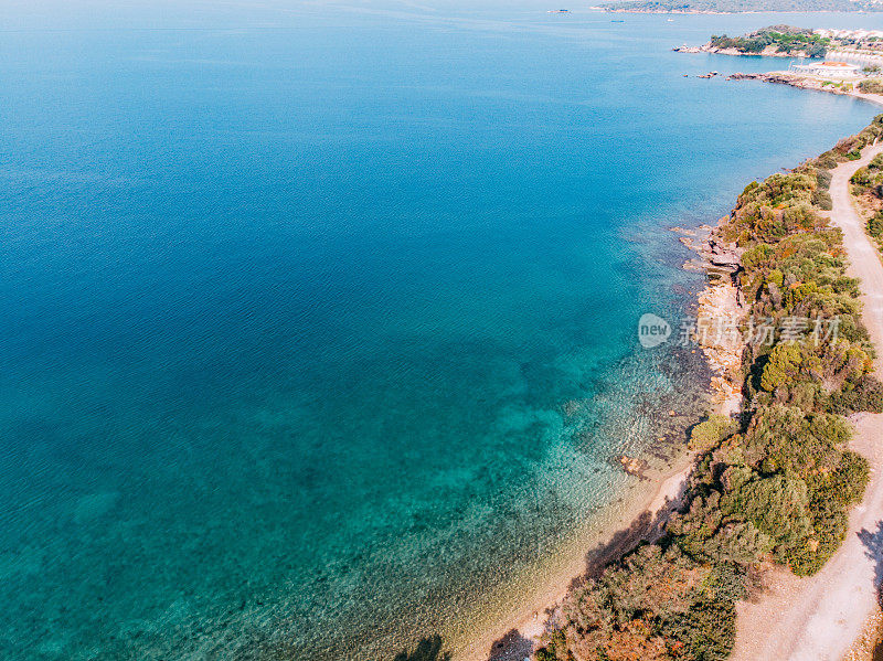 无人机视图美丽的爱琴海海岸线