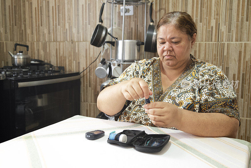 拉丁妇女在家检查血糖水平