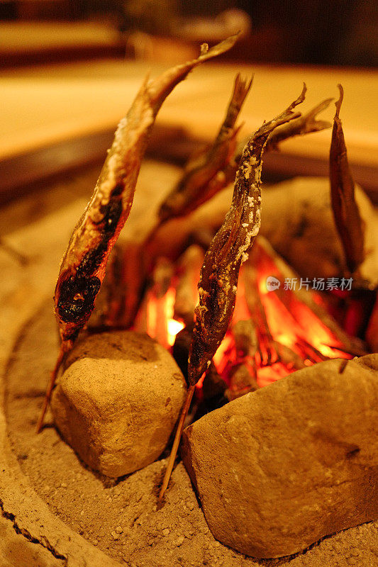 在irori壁炉的binchotan木炭火上烤着甜鱼