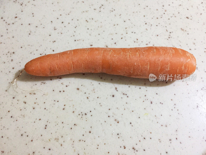 厨房柜台上的胡萝卜