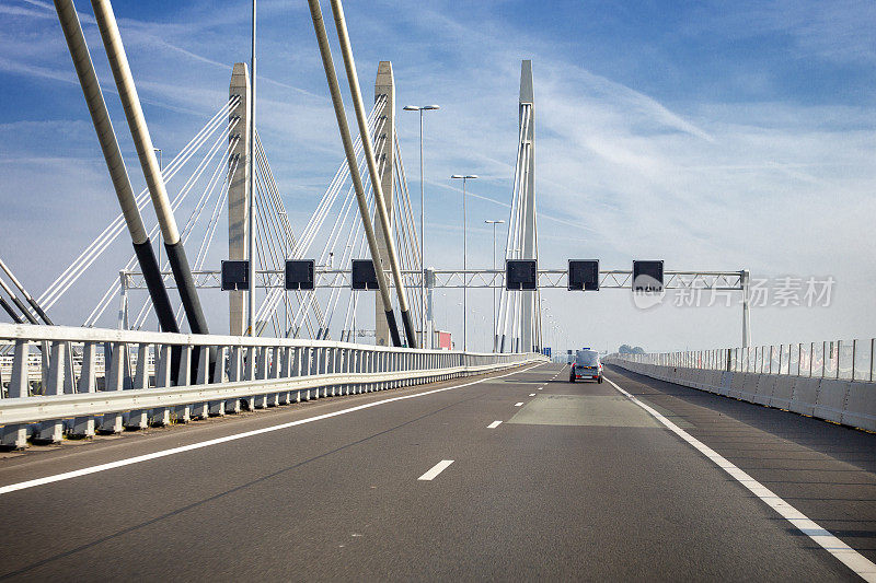 荷兰Ewijk市附近A50高速公路上的交通。瓦尔河上的大桥