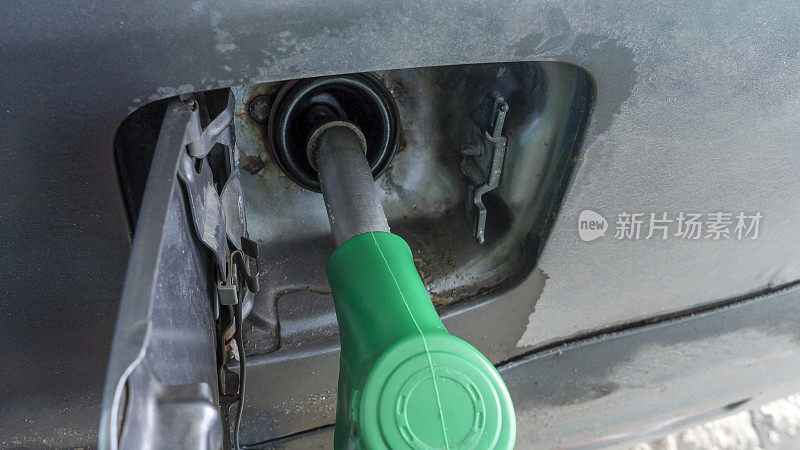 汽油泵灌装。燃气喷嘴向汽车里输送气体。汽车在加油站加油。