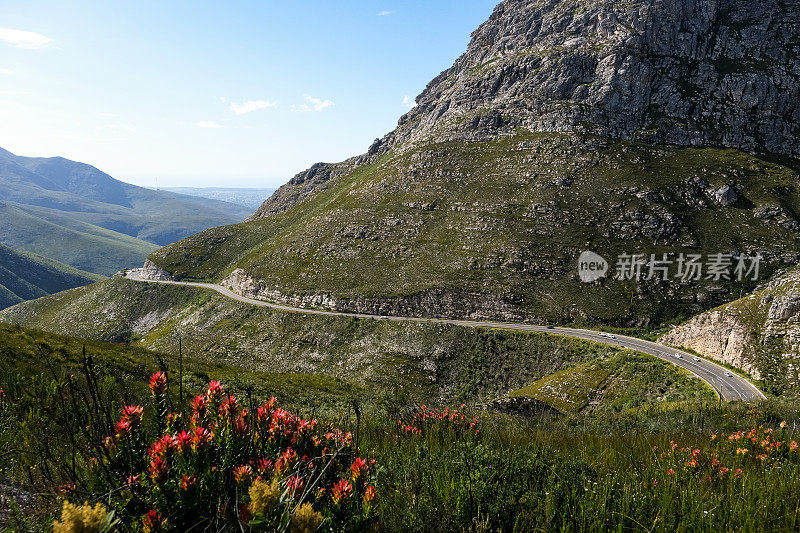 穿越高山的道路