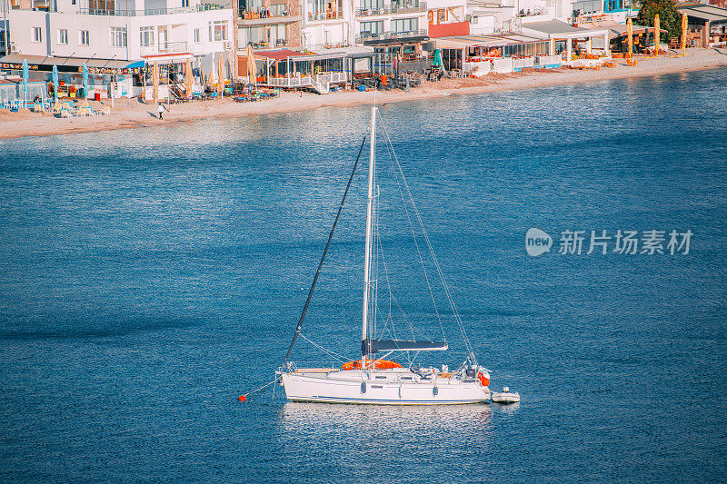 帆船停泊在海湾