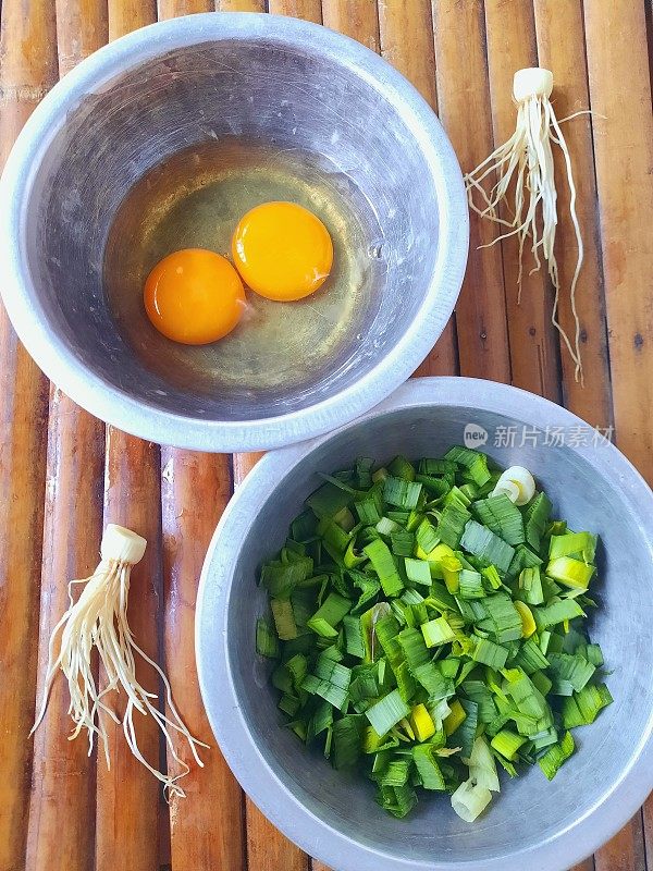 切碎的青蒜、韭菜和鸡蛋-食品准备。