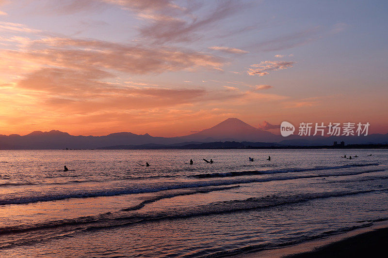 夕阳下，沙滩上的富士山轮廓