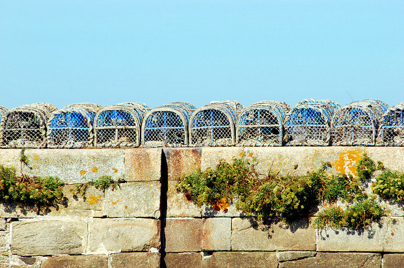 法国，格罗伊岛，海港墙上的龙虾锅
