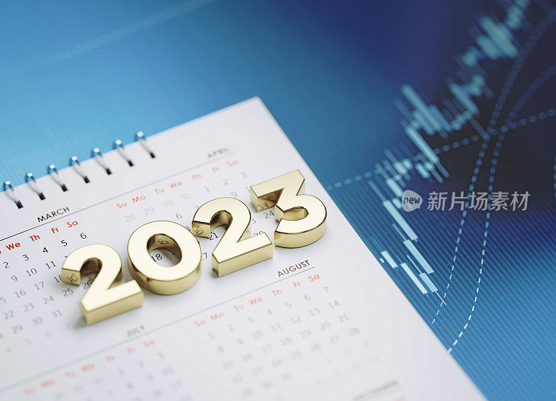 投资和财务规划概念-金色2023坐在白色日历蓝色财务图背景