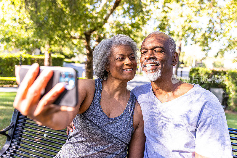 一对老年黑人夫妇在公园自拍