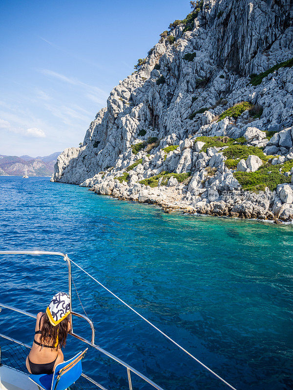 一名妇女在土耳其马马里斯碧绿的海水中享受每天的游船之旅