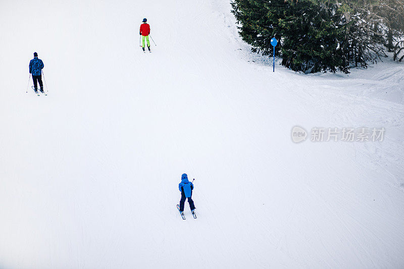 空中无人机对滑雪者的观察