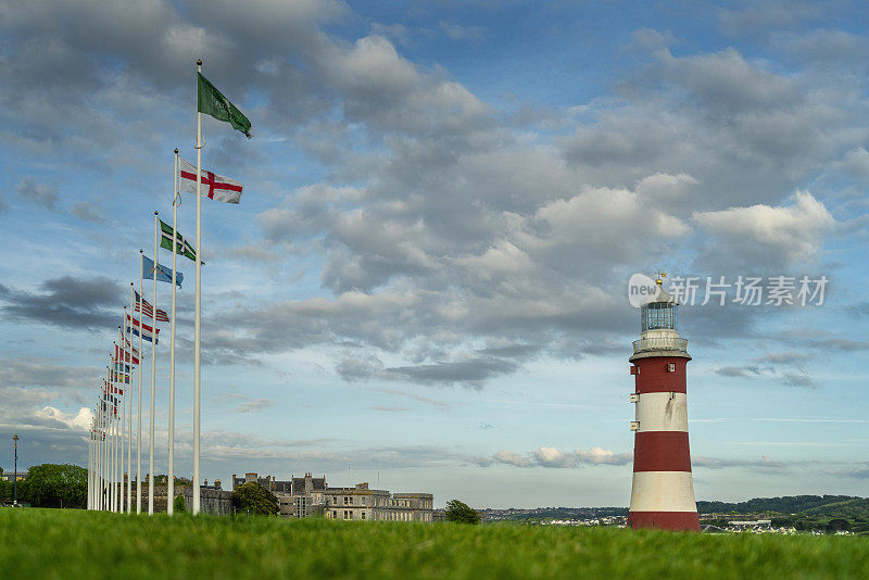 英国普利茅斯霍岛上的斯米顿塔的旗帜和灯塔