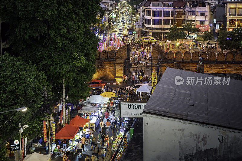 清迈夜市场景，泰国清迈的塔Phae门